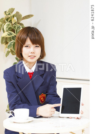 iPad miniを見せる女子高生 6241875