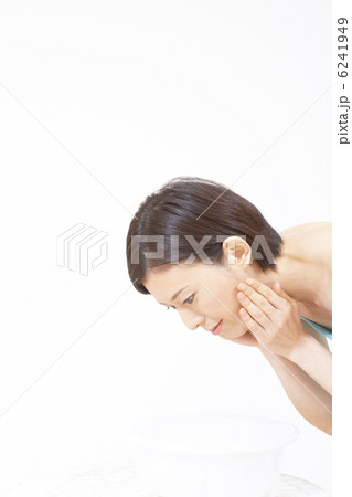 洗顔する女性 洗顔する女性 6241949