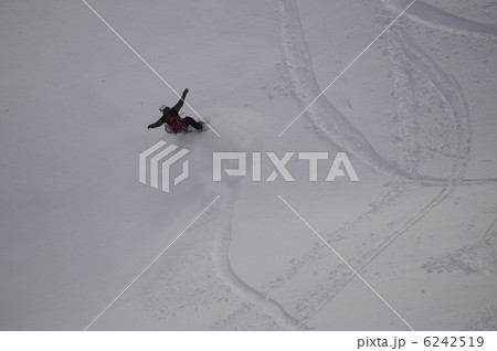 スノーボードで深入山を滑降する人 スノーボードで深入山を滑降する人 6242519