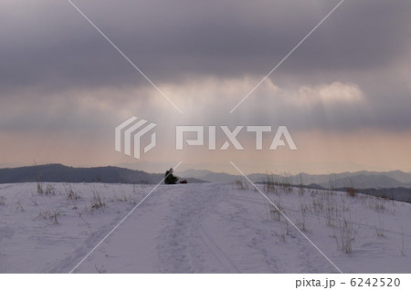 光芒がさす雪の深入山の頂上の景色 光芒がさす雪の深入山の頂上の景色 6242520