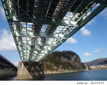 鉄橋_木曽川にかかる歴史的な古さの鉄道橋 6242973