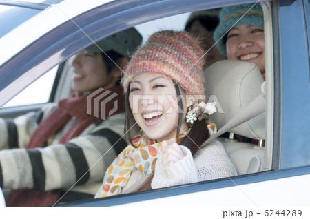 ドライブをする若者たち 6244289