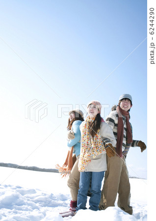 雪原でおしくらまんじゅうをする若者たち 6244290