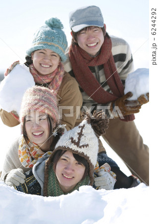 雪原に寝転び重なる若者たち 6244292
