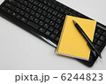 キーボードとメモ帳 6244823