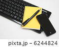 スマートフォンとキーボード 6244824