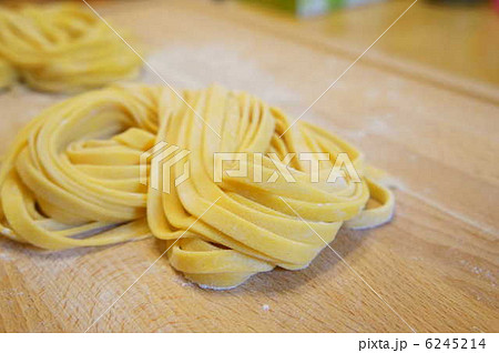 サフランを打ち込んだタリアテッレ 6245214