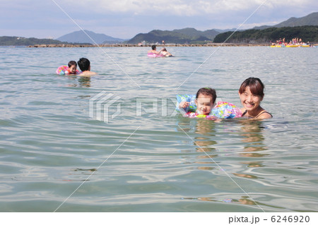 海で遊ぶ 6246920