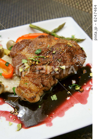 マンガリッツァ豚のグリル キノコのピューレとマルサラワインのソースで マンガリッツァ豚のグリル キノコのピューレとマルサラワインのソースで 6247464