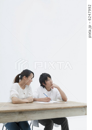 弟に勉強を教える姉 6247992