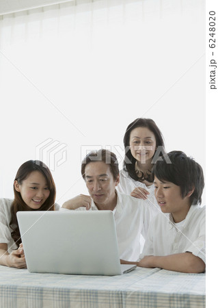 パソコンを使う4人家族 6248020