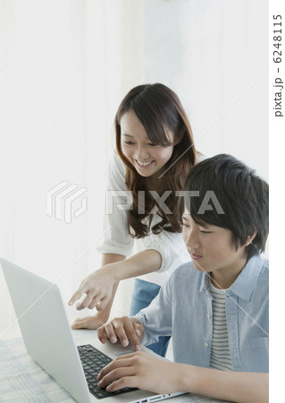 パソコンを使う姉と弟 6248115