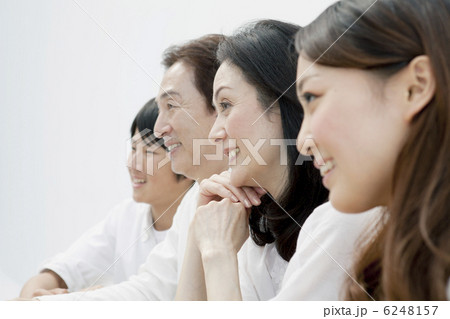 仲の良い4人家族 6248157