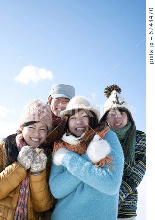 雪原で寒そうにする若者たち 6248470