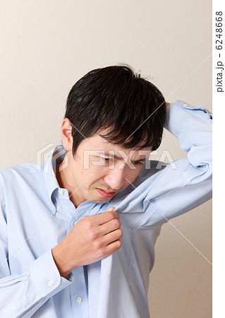シャツの臭いを気にする男性 6248668
