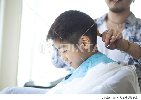 散髪する子ども 散髪する子ども 6248893