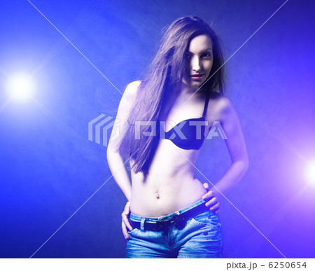 girl in the night club 6250654