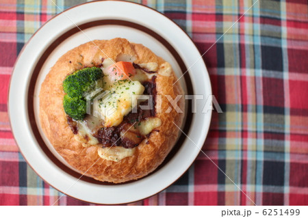 ゴロゴロ具材のビーフシチューパン　あったかシチューパン 6251499