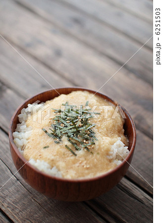 木製食器に入れた味付とろろご飯 6251503