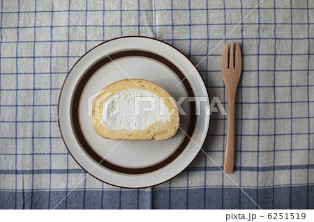 リネンクロスの上のロールケーキと木のフォーク　おやつの時間 6251519