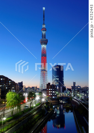 東京スカイツリーのクリスマスライトアップ・キャンドルツリーと北十間川に映える景観 6252443
