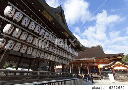 八坂神社　舞殿と本殿 6252682