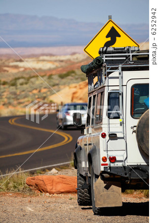 砂漠地帯の峠にて休憩中の四輪駆動車 6252942