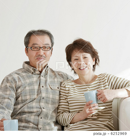 ソファーで微笑むシニア夫婦 6252969
