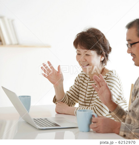 パソコンの画面を見るシニア夫婦 6252970