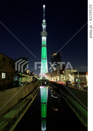 東京スカイツリーのクリスマスライトアップ・ホワイトツリーと川面に映える景観 東京スカイツリーのクリスマスライトアップ・ホワイトツリーと川面に映える景観 6259520