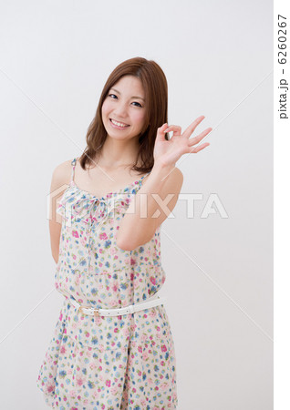 キャミワンピを着た女性 6260267