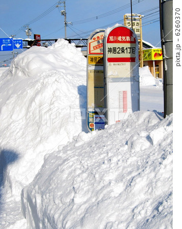 大雪で埋まりかけているバス停 大雪で埋まりかけているバス停 6260370