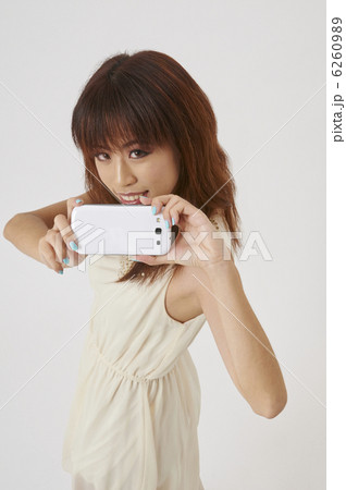 シンガポール人の若い女性とスマートフォン 6260989