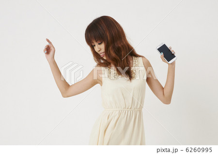 シンガポール人の若い女性とスマートフォン 6260995