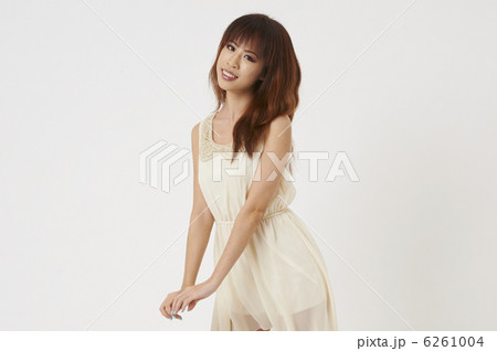 シンガポール人の若い女性 6261004