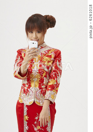 チャイナドレスの若い女性とスマートフォン 6261018
