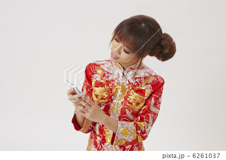 チャイナドレスの若い女性とスマートフォン チャイナドレスの若い女性とスマートフォン 6261037
