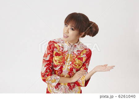 チャイナドレスの若い女性 6261040