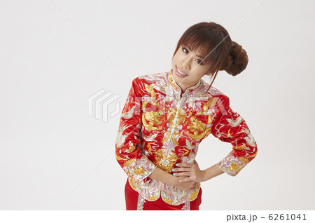 チャイナドレスの若い女性 6261041