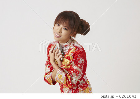 チャイナドレスの若い女性とスマートフォン 6261043