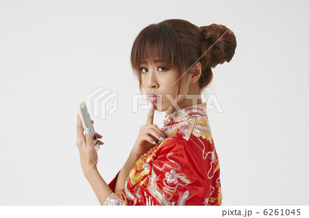 チャイナドレスの若い女性とスマートフォン 6261045