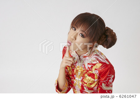 チャイナドレスの若い女性 6261047