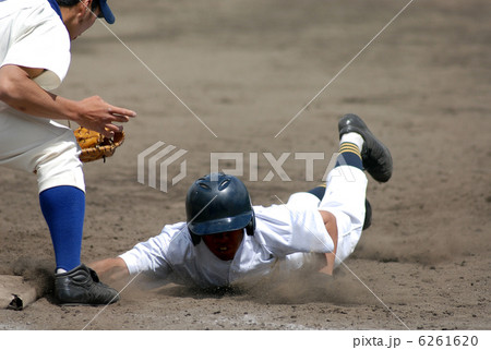 ヘッドスライディングの写真素材