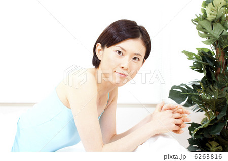 ホームエステする女性 6263816