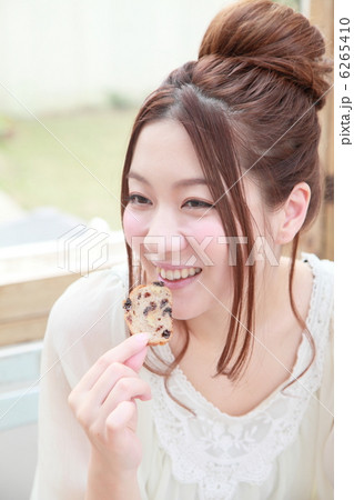 お菓子を食べる女性 お菓子を食べる女性 6265410