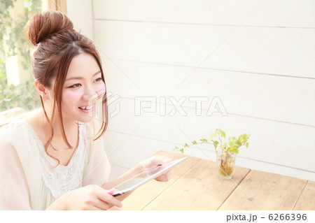 アイパッドを操作する女性　 6266396