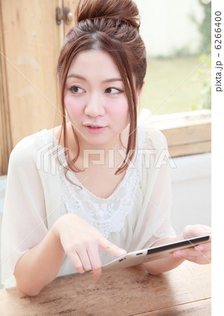 アイパッドを操作する女性　 6266400