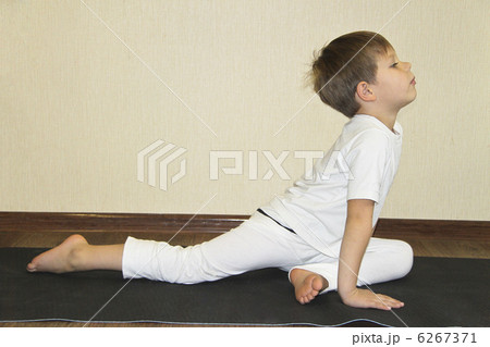 Baby yoga at home 6267371