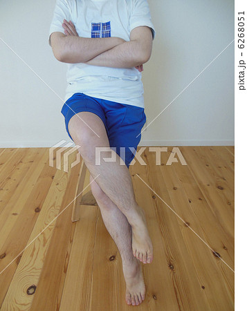 毛深い足を組んで座る人 正面 の写真素材
