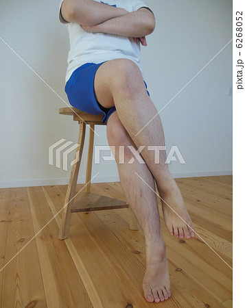 毛深い足を組んで座る人 斜め前 の写真素材